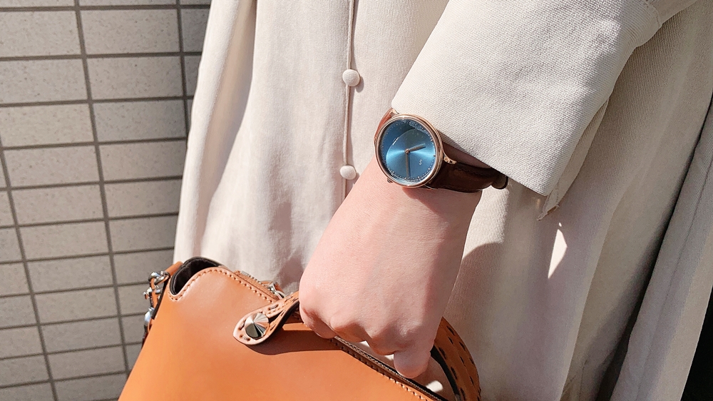 About Vintage（アバウトヴィンテージ）1969 PETITE ROSE GOLD BLUE SUNRAY ダークブラウンレザー 着用 女性 屋外 バッグ
