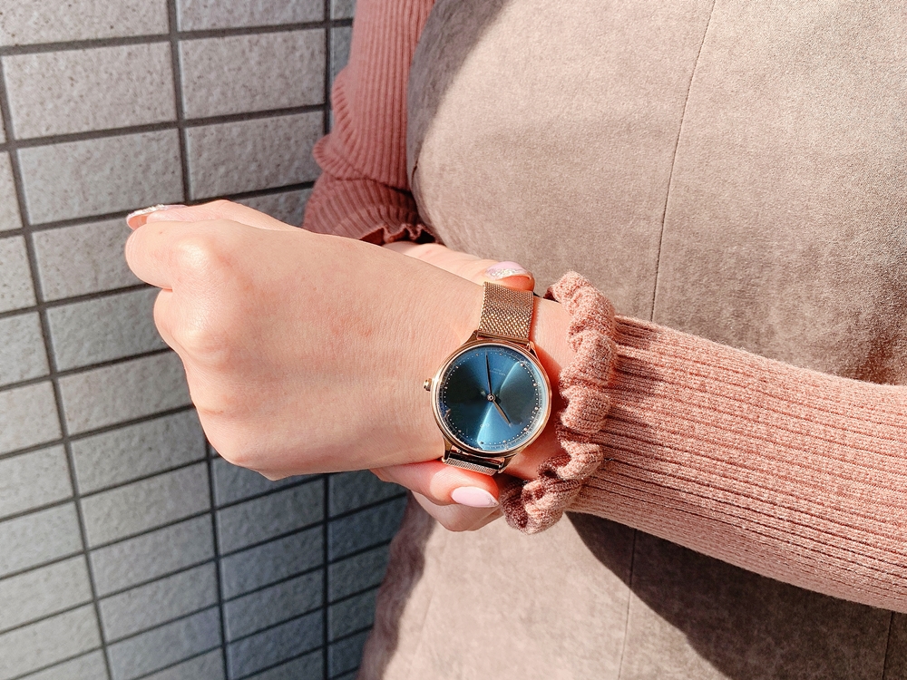 About Vintage（アバウトヴィンテージ）1969 PETITE ROSE GOLD BLUE SUNRAY ローズゴールメッシュ 着用 女性 屋外