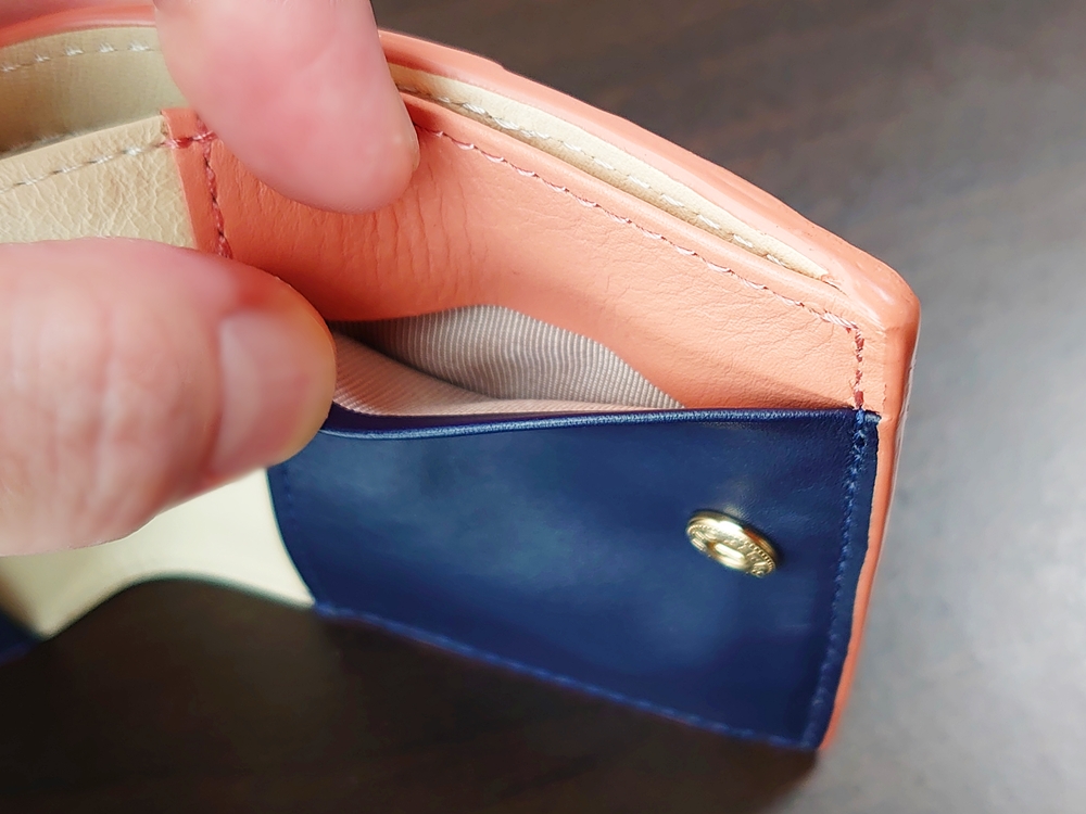 2つ折りエッジカラー財布（アシンメトリー）レビュー JOGGO（ジョッゴ） 内側 手前 縦入れのカード入れ