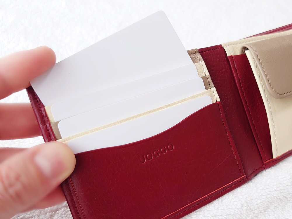 2つ折り財布（小銭入れ付き）ダークレッド レビュー JOGGO（ジョッゴ） カードポケット 使用例①