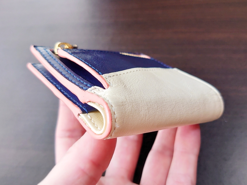 2つ折りエッジカラー財布（アシンメトリー）レビュー JOGGO（ジョッゴ）お金を入れた状態の財布の厚み