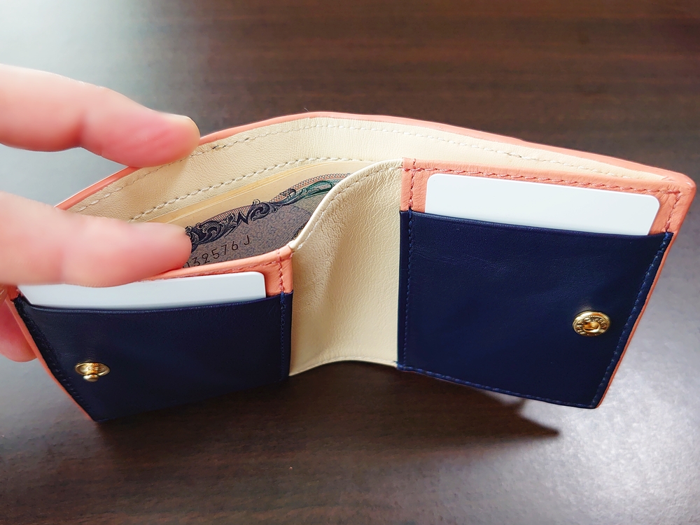 2つ折りエッジカラー財布（アシンメトリー）レビュー JOGGO（ジョッゴ） 札入れのサイズ感①
