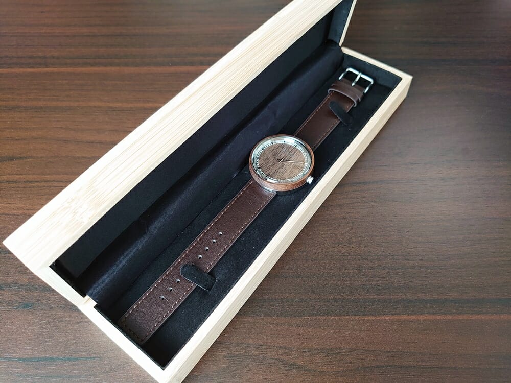 ARCHシリーズ 42mm 天然のくるみの木 「ARCH 01」シルバー VEJRHØJ（ヴェアホイ）腕時計レビュー 腕時計全体 木製ボックス