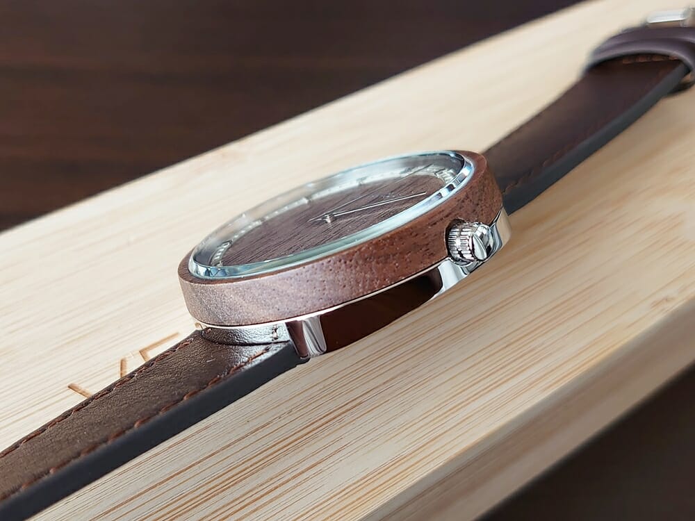 ARCHシリーズ 42mm 天然のくるみの木 「ARCH 01」シルバー ブラウンレザー ストラップ VEJRHØJ（ヴェアホイ）腕時計レビュー 腕時計全体 木製ボックス 天然くるみの木の色合い ダイアル ケースサイド