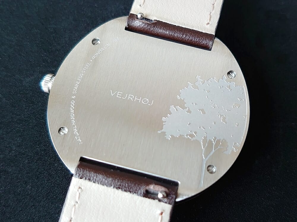 ARCHシリーズ 42mm 天然のくるみの木 「ARCH 01」シルバー ブラウンレザー ストラップ VEJRHØJ（ヴェアホイ）腕時計レビュー バックケース アート刻印 ヘアライン仕上げ2