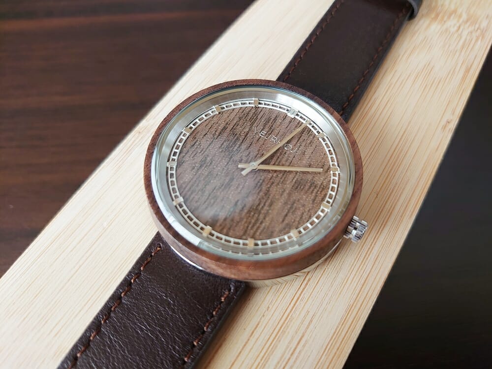 ARCHシリーズ 42mm 天然のくるみの木 「ARCH 01」シルバー ブラウンレザー ストラップ VEJRHØJ（ヴェアホイ）腕時計レビュー 腕時計全体 木製ボックス 天然くるみの木の色合い ダイアルアップ