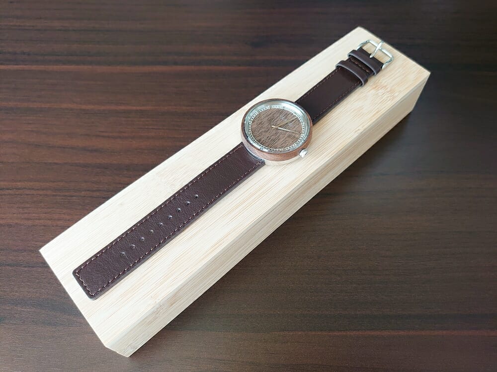ARCHシリーズ 42mm 天然のくるみの木 「ARCH 01」シルバー ブラウンレザー ストラップ VEJRHØJ（ヴェアホイ）腕時計レビュー 腕時計全体 木製ボックス 天然くるみの木の色合い