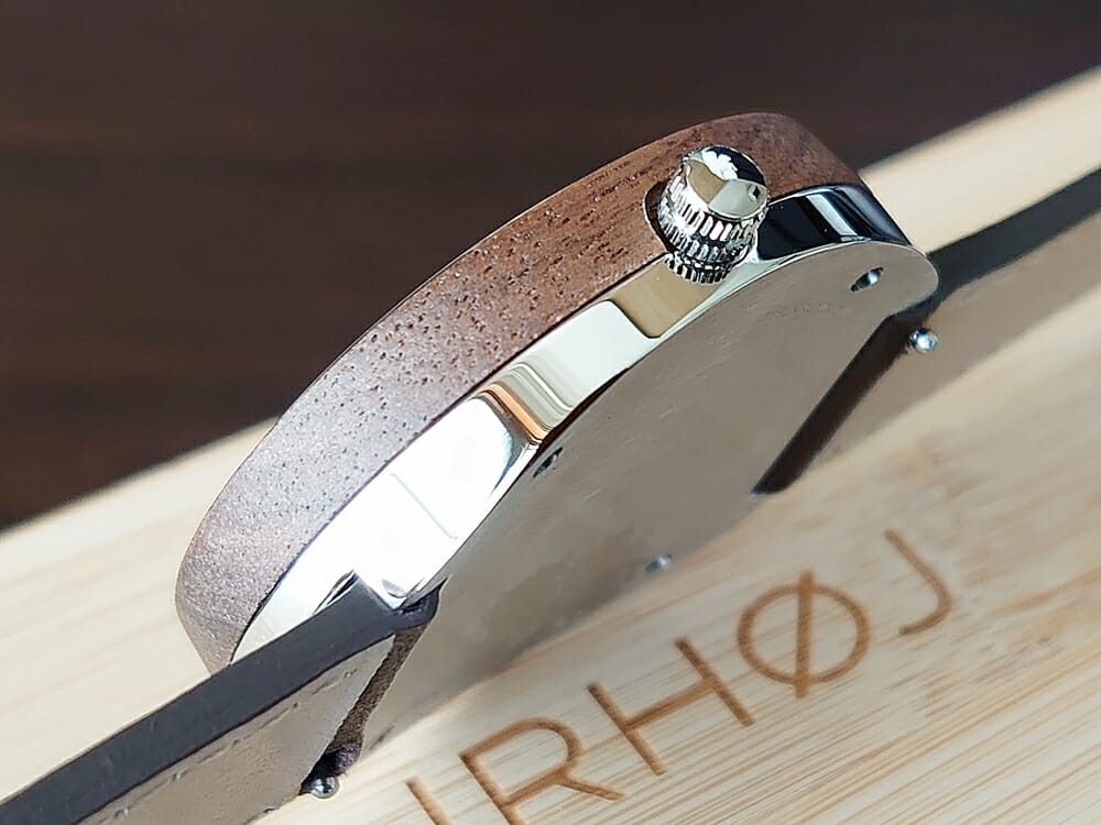 ARCHシリーズ 42mm 天然のくるみの木 「ARCH 01」シルバー ブラウンレザー ストラップ VEJRHØJ（ヴェアホイ）腕時計レビュー 腕時計全体 木製ボックス 天然くるみの木の色合い バックケースと リューズ