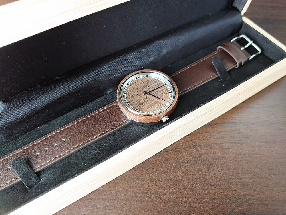 ARCHシリーズ 42mm 天然のくるみの木 「ARCH 01」シルバー VEJRHØJ（ヴェアホイ）腕時計レビュー 腕時計と木製ボックス