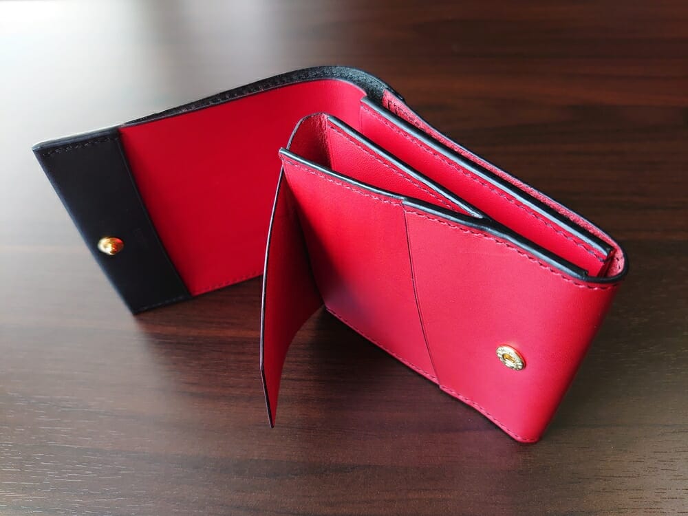 リスシオ ショート財布「Black x Red」NIBUR（ニブール）Mens Leather Store（メンズレザーストア）小銭入れ（かぶせを開けた状態）
