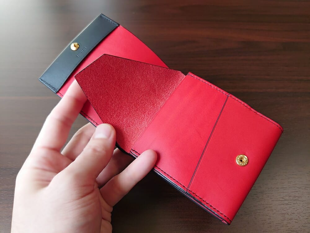 リスシオ ショート財布「Black x Red」NIBUR（ニブール）Mens Leather Store（メンズレザーストア）財布 内装 小銭入れ 床面