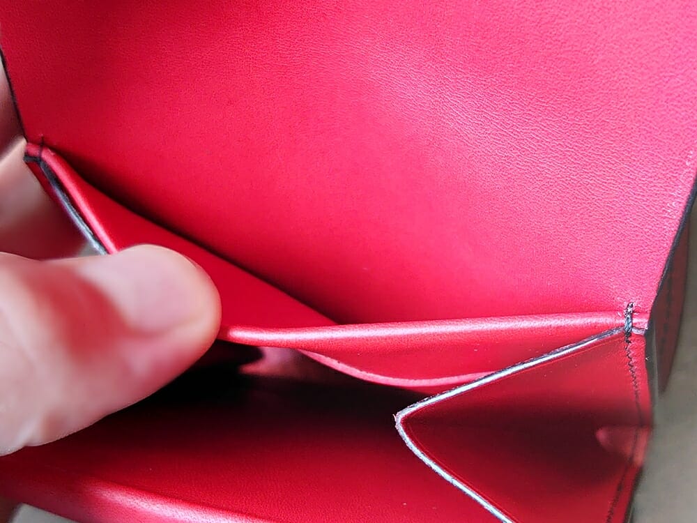 リスシオ ショート財布「Black x Red」NIBUR（ニブール）Mens Leather Store（メンズレザーストア）マルチポケット カード入れ背面