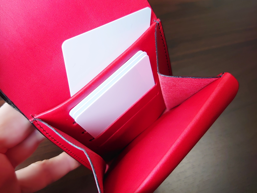 リスシオ ショート財布「Black x Red」NIBUR（ニブール）Mens Leather Store（メンズレザーストア）マルチポケット 使い勝手 カードを入れる 1