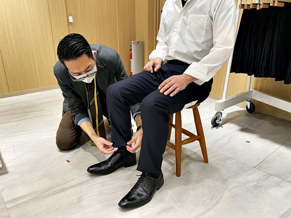 FABRIC TOKYO(ファブリックトウキョウ) 採寸 椅子に座ったときのスラックスの確認