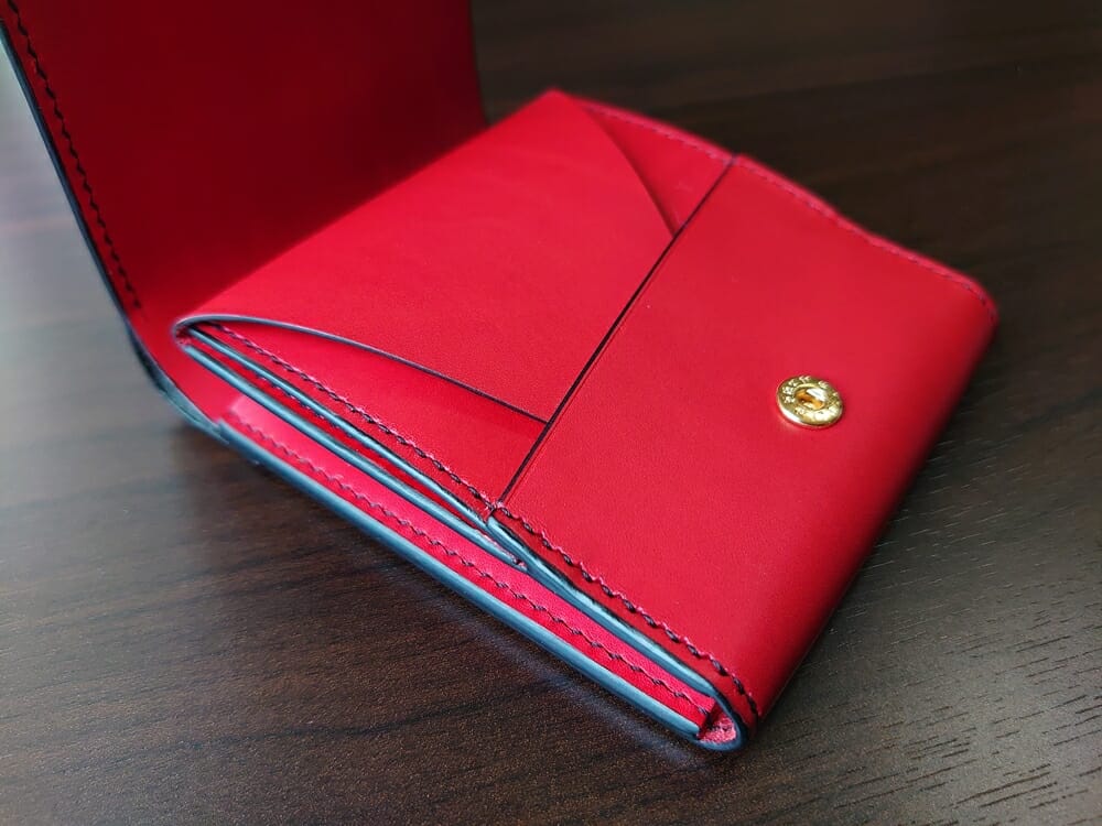 リスシオ ショート財布「Black x Red」NIBUR（ニブール）Mens Leather Store（メンズレザーストア）小銭入れ（かぶせを閉じた状態）