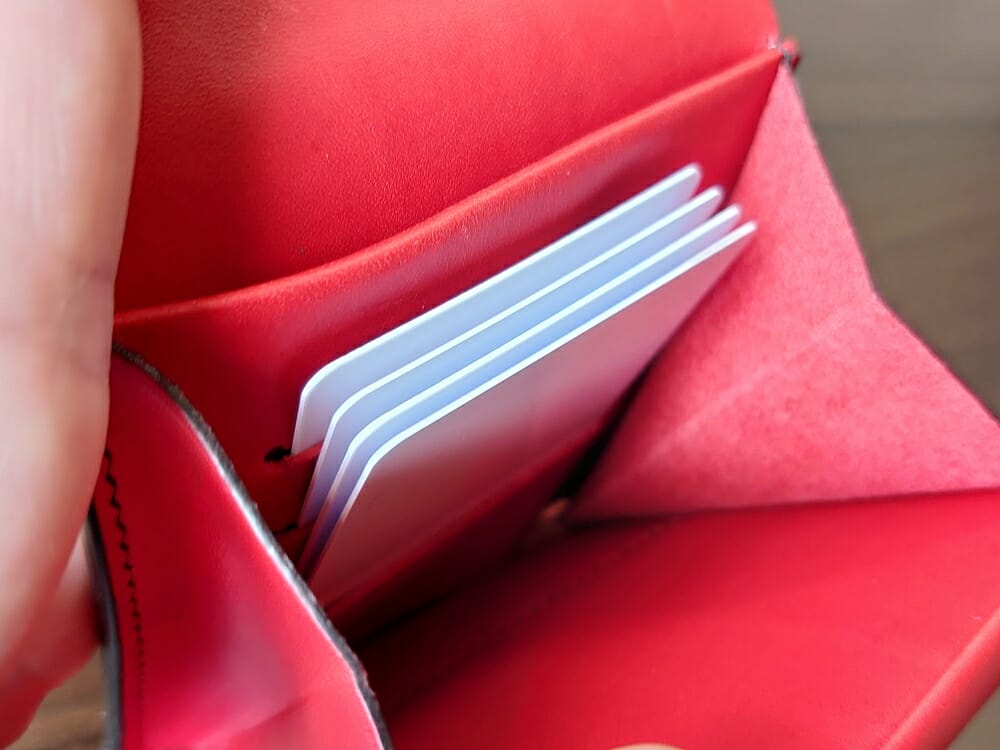 リスシオ ショート財布「Black x Red」NIBUR（ニブール）Mens Leather Store（メンズレザーストア）カード入れの使い勝手 2