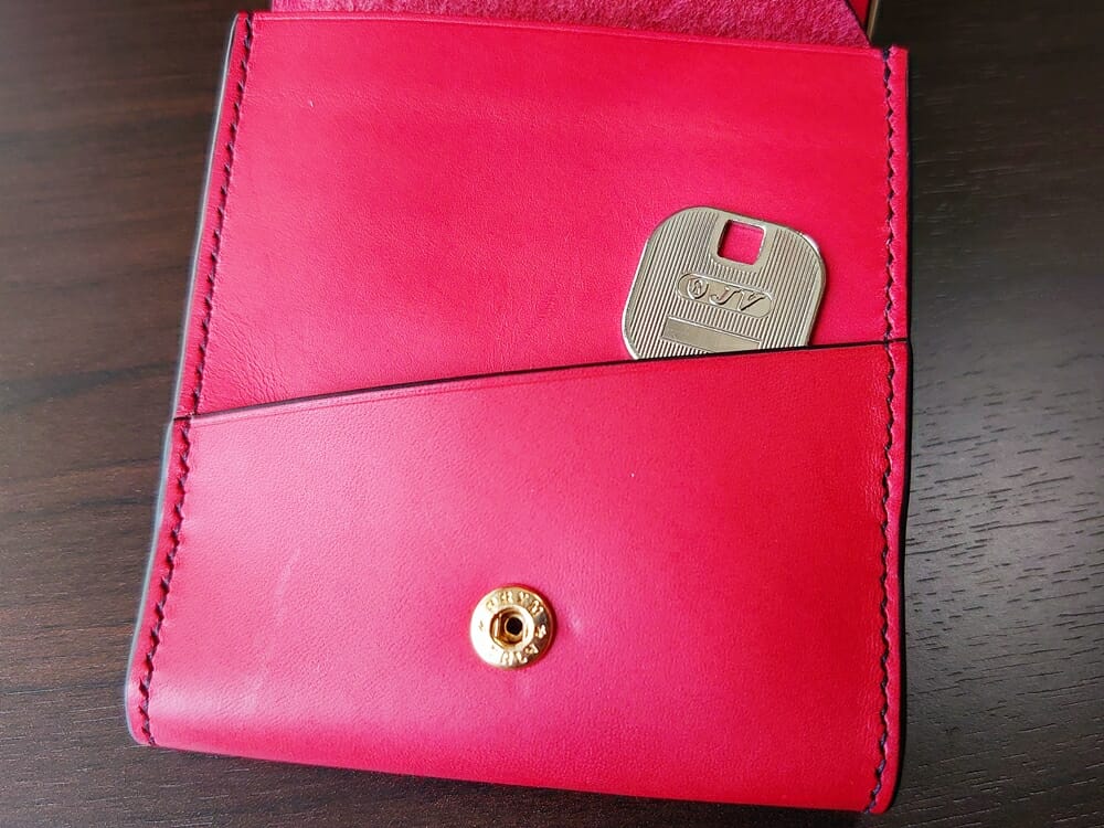 リスシオ ショート財布「Black x Red」NIBUR（ニブール）Mens Leather Store（メンズレザーストア）マルチポケット 使い勝手 鍵入れとして使う 1