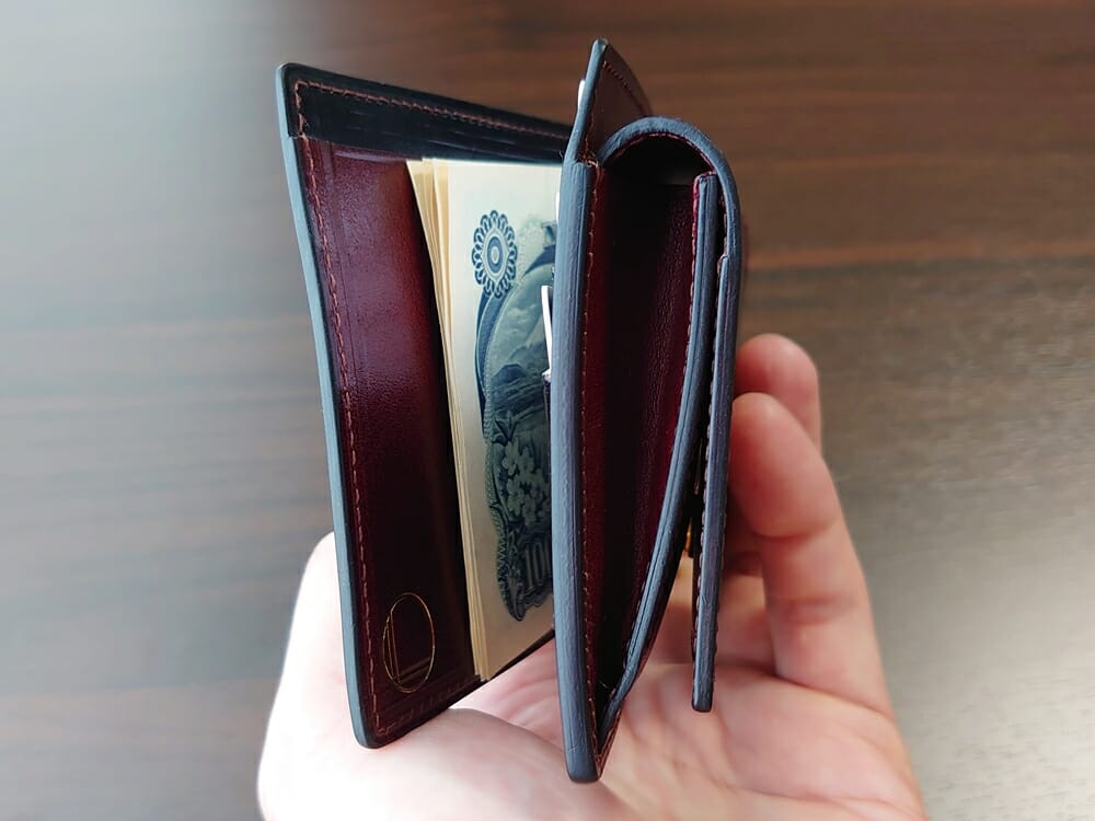 手揉みレザー マネークリップ コインケース付き LONESOME（ロンサム）Mens Leather Store（メンズレザーストア）紙幣とカードを入れた財布の厚み2