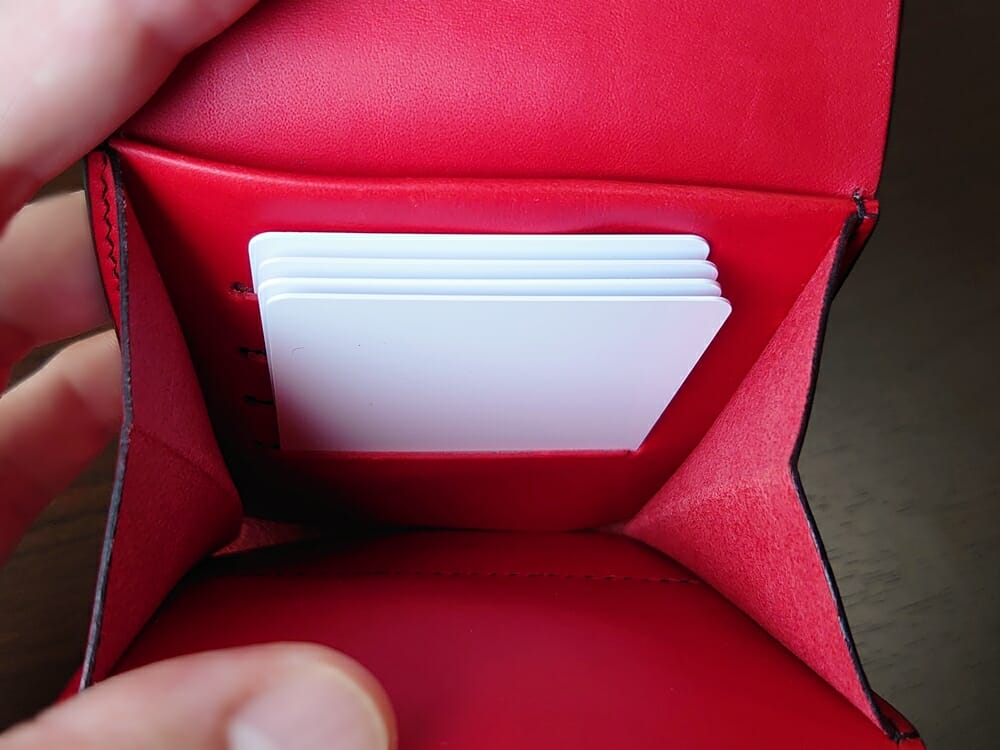 リスシオ ショート財布「Black x Red」NIBUR（ニブール）Mens Leather Store（メンズレザーストア）カード入れの使い勝手 1