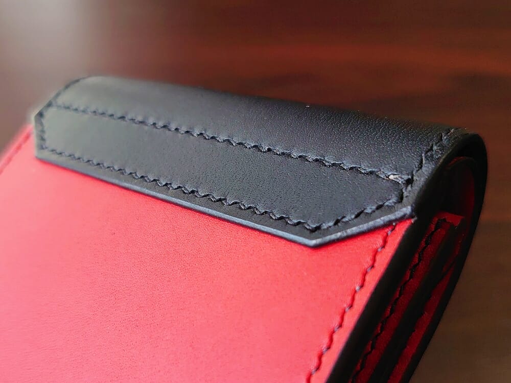 リスシオ ショート財布「Black x Red」NIBUR（ニブール）Mens Leather Store（メンズレザーストア）ステッチ 縫い目 仕上げ 背面