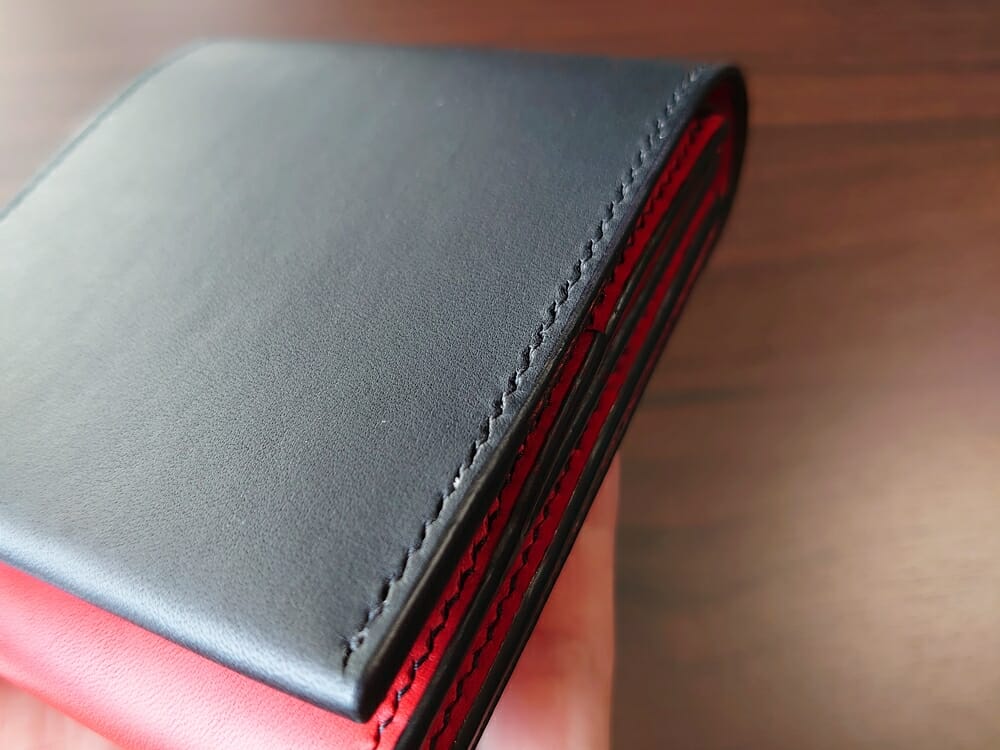 リスシオ ショート財布「Black x Red」NIBUR（ニブール）Mens Leather Store（メンズレザーストア）ステッチ 縫い目 仕上げ 1