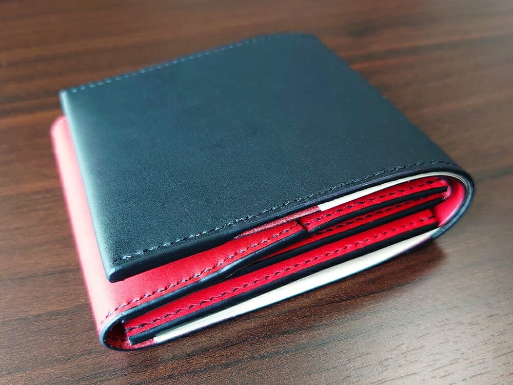 リスシオ ショート財布「Black x Red」NIBUR（ニブール）Mens Leather Store（メンズレザーストア）お金とカードを入れた財布の厚さ 2