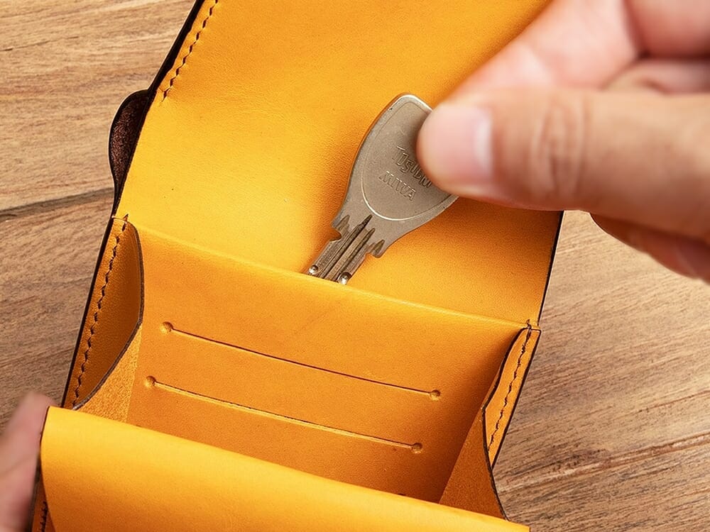 リスシオ ショート財布 マルチポケット カードポケット背面 鍵を入れる Mens Leather Stor