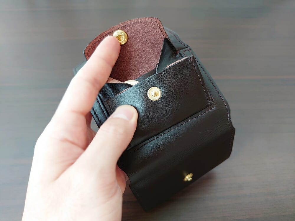 LIFE POCKET（ライフポケット）MiniWallet3 ミニウォレット3 espresso エスプレッソ 使い勝手 片手で小銭入れを閉める2