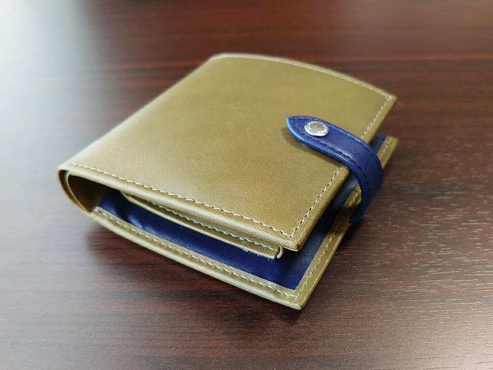 JOGGO（ジョッゴ）ENISHI 2つ折り財布 姫路レザー（グリーン、ブルー）お金とカードを入れた財布の厚み3