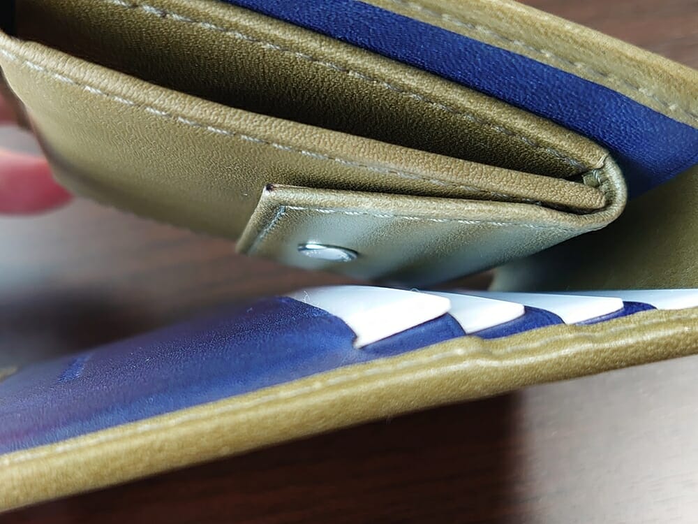 JOGGO（ジョッゴ）ENISHI 2つ折り財布 姫路レザー（グリーン、ブルー）小銭入れのホックがカードに干渉