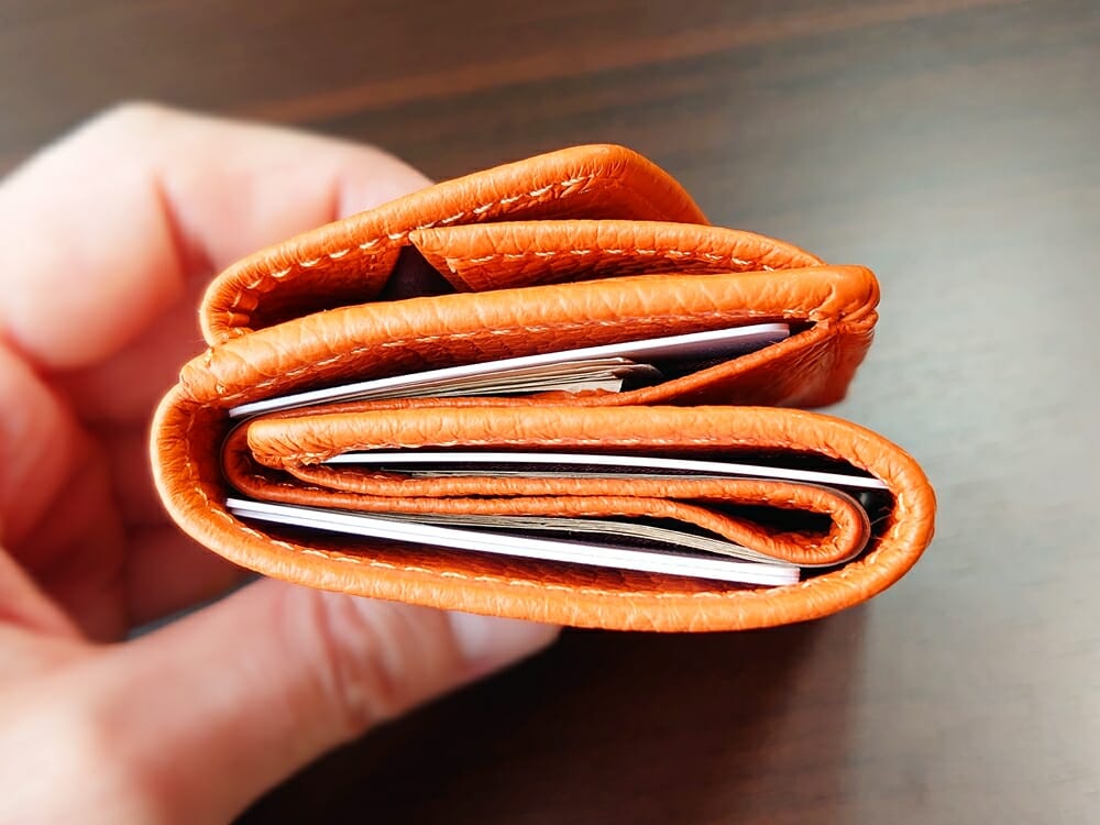 三つ折り財布 ST-909 イタリア製シュリンクレザー スキミング防止機能付 ミニ財布（オレンジ）MURA（ムラ）財布の中身がある状態の厚み1