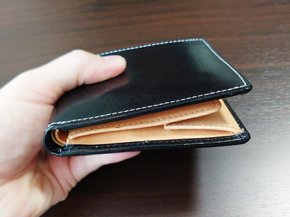 二つ折り財布 st-819 イタリアンレザー（フルグレイン）スキミング防止機能付 MURA（ムラ）中身を入れた財布の厚み 斜め