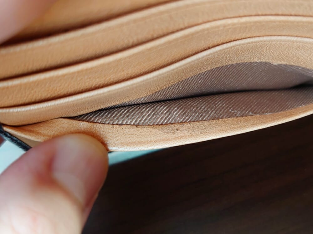 二つ折り財布 st-819 イタリアンレザー（フルグレイン）スキミング防止機能付 MURA（ムラ）見開き部分のカードポケット フチの仕上がり 接着剤の拭き取り不足