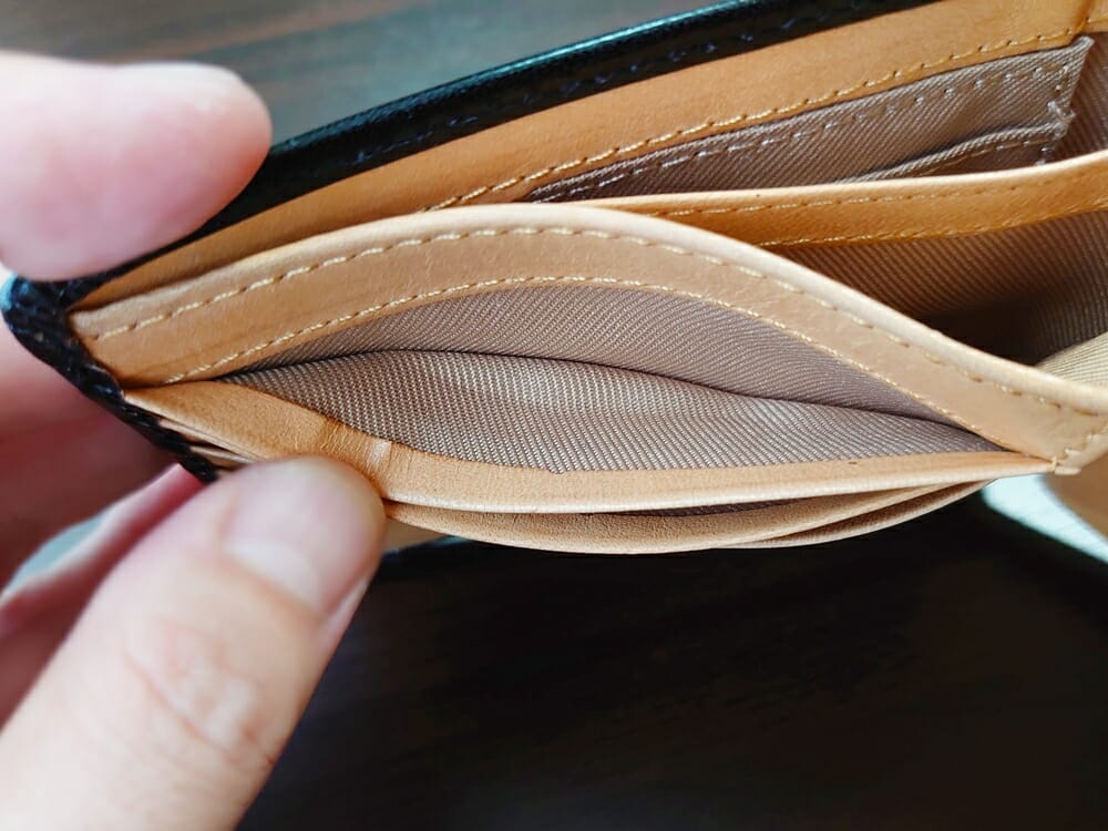 二つ折り財布 st-819 イタリアンレザー（フルグレイン）スキミング防止機能付 MURA（ムラ）見開き部分のカードポケット フチの仕上がり