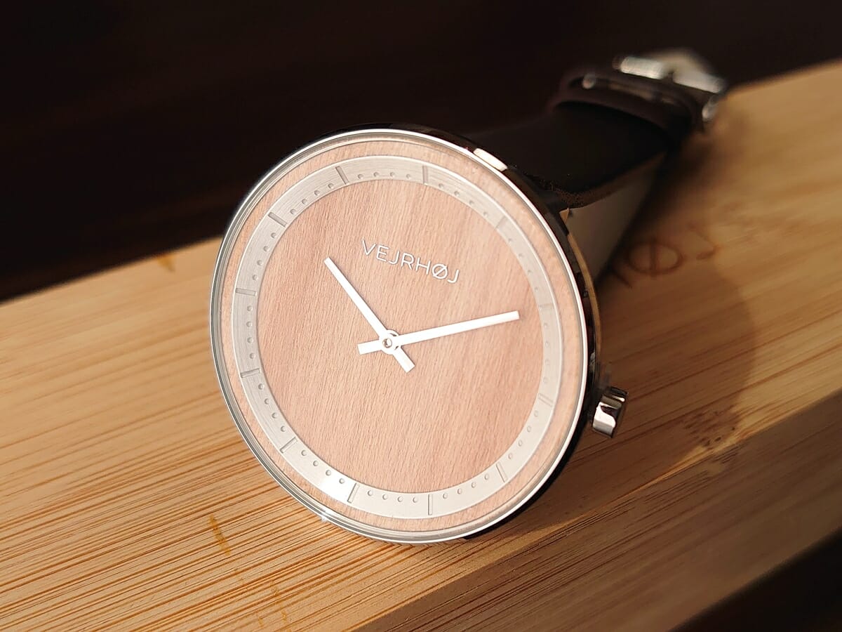 SAKURA 40mm 天然の桜の木 ブラウンレザー VEJRHØJ（ヴェアホイ）腕時計レビュー 木製ボックスと腕時計 ダイアル 文字盤デザイン2