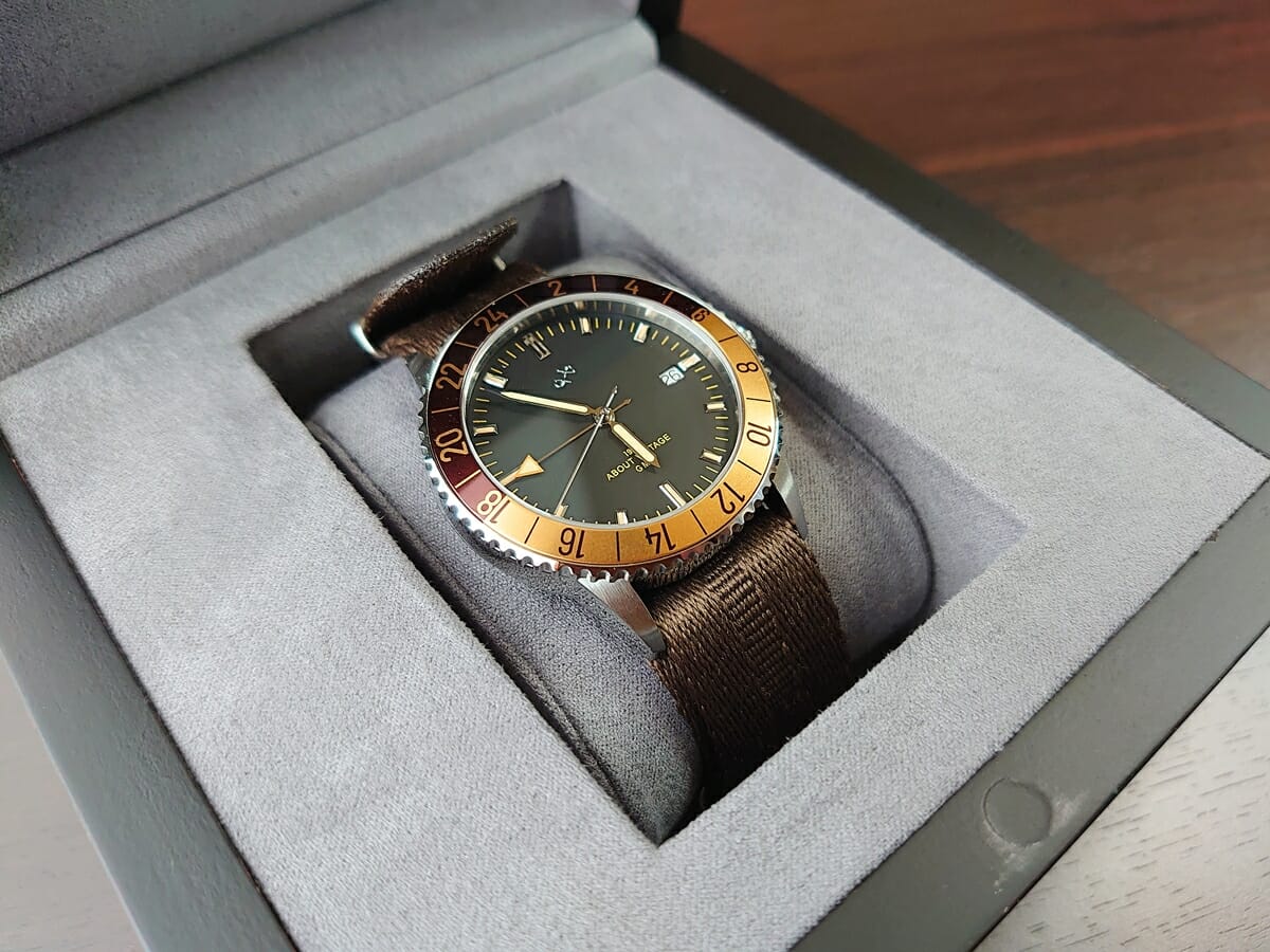 About Vintage（アバウトヴィンテージ）1970 GMT Automatic BURGUNDY EDITION 40mm スイス製 機械式ムーブメント NATOベルト 木製ケース＆デザイン3