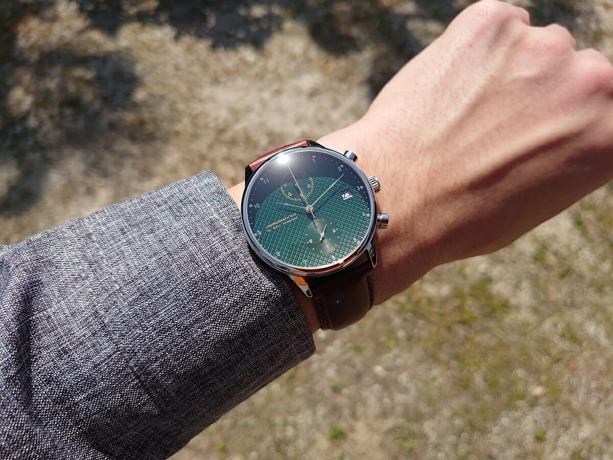 1815 CHRONOGRAPH GREEN TURTLE クロノグラフ グリーンタートル About Vintage アバウトヴィンテージ ダークブラウンレザー 着用 屋外1