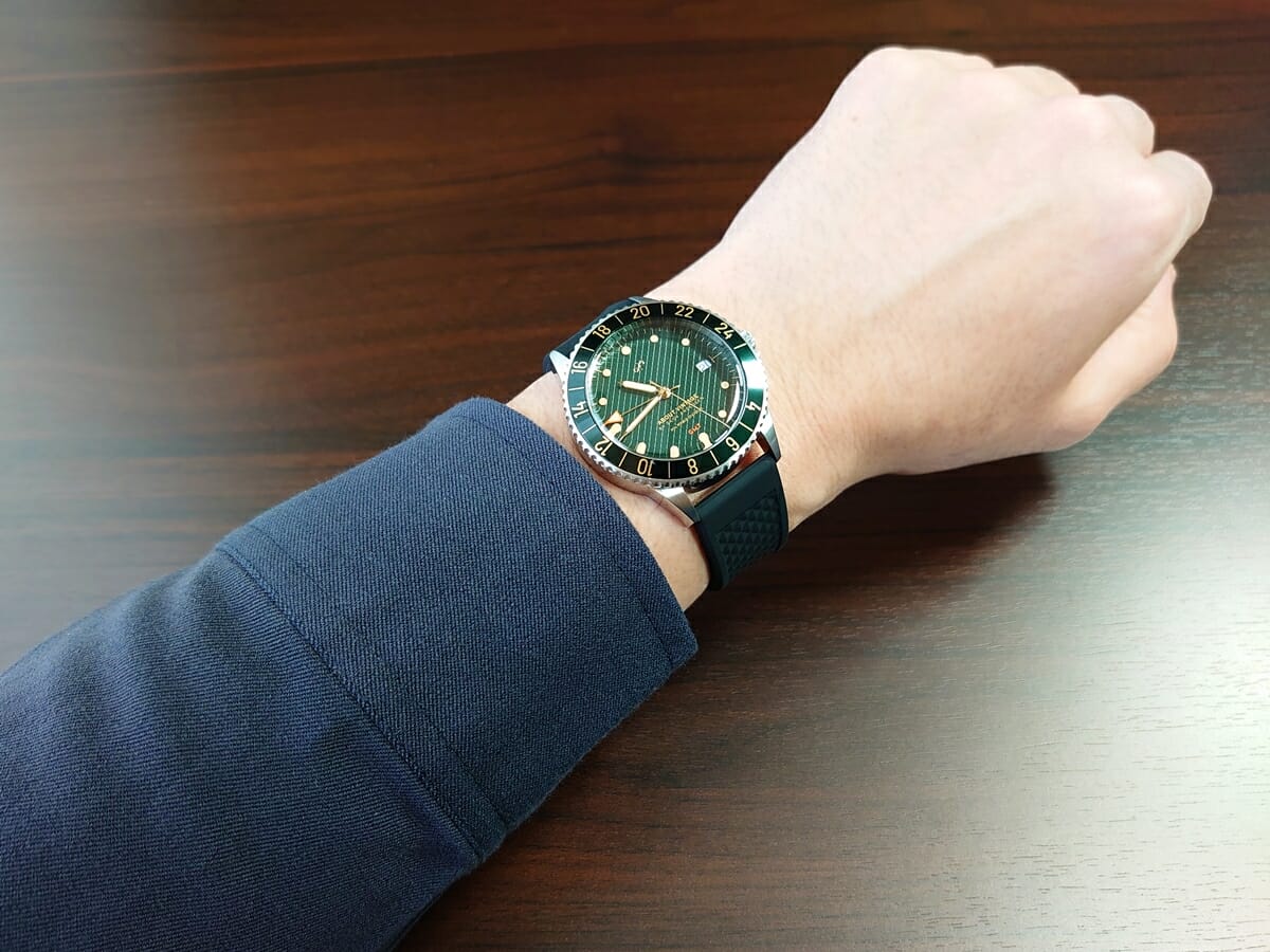 1954 GMT GREEN TURTLE グリーンタートル About Vintage アバウトヴィンテージ BLACKシリコン 着用 屋内1