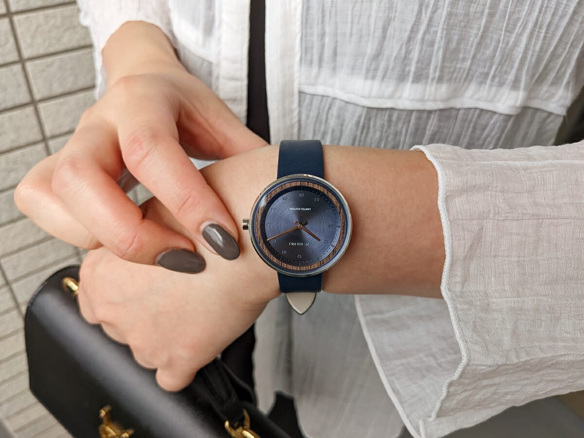 Limited Edition Petite OASIS Blue 34mm 天然クルミ材 腕時計レビュー VEJRHOJ（ヴェアホイ）女性 着用3