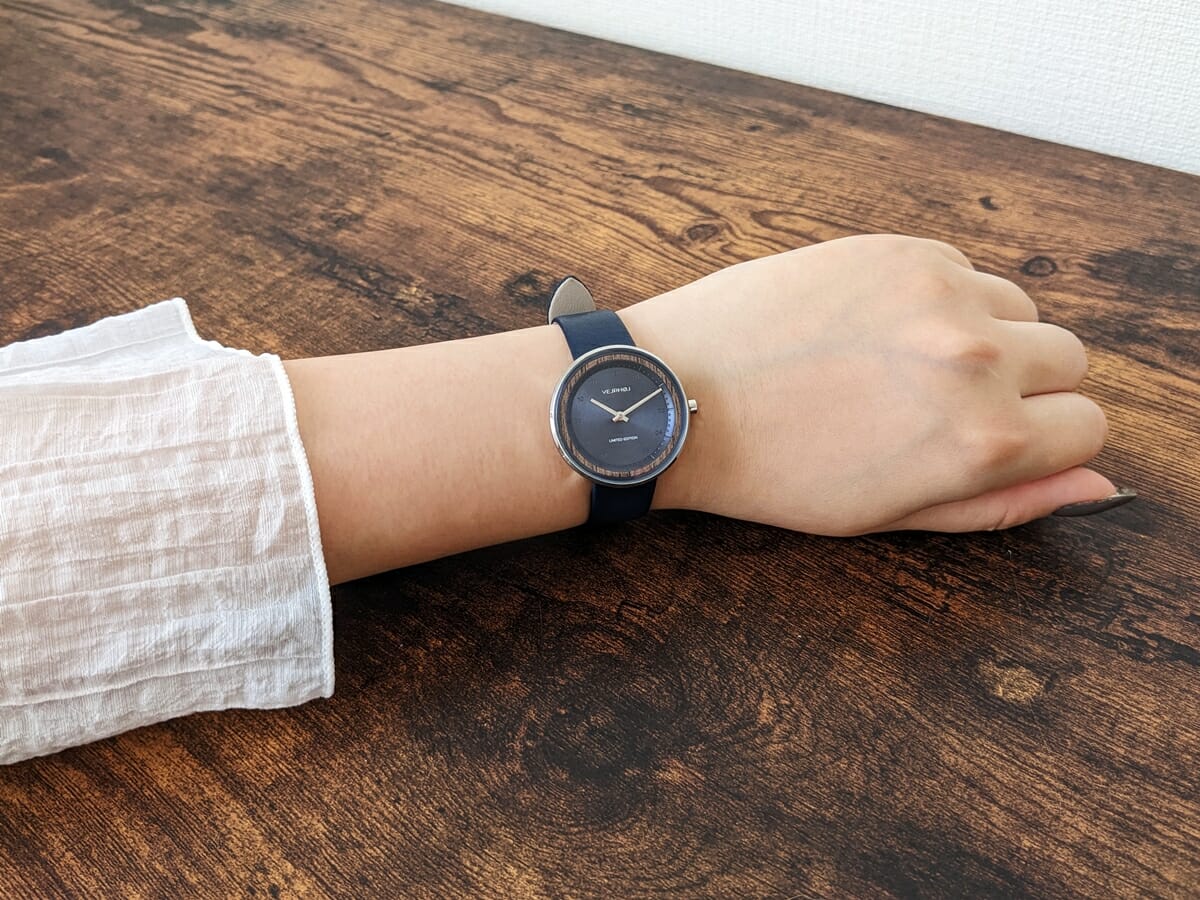 Limited Edition Petite OASIS Blue 34mm 天然クルミ材 腕時計レビュー VEJRHOJ（ヴェアホイ）女性 着用1