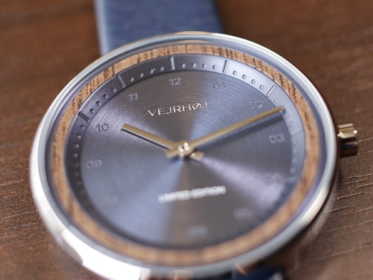 Limited Edition Petite OASIS Blue 34mm 天然クルミ材 腕時計レビュー VEJRHOJ（ヴェアホイ）ダイアル デザイン4