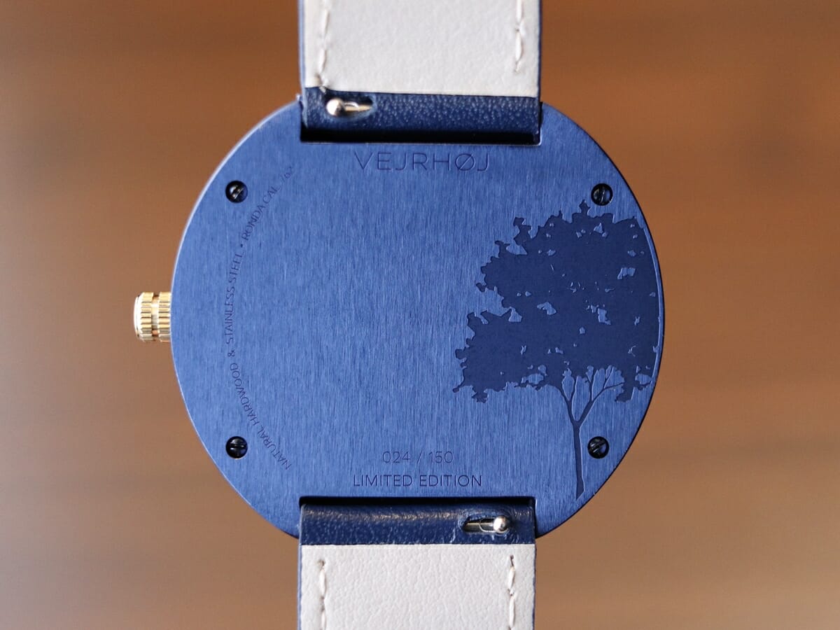 ARCH Maple 42mm LIMITED EDITION 限定モデル 天然メープル木材 メンズモデル VEJRHØJ（ヴェアホイ）腕時計レビュー バックケース デザイン1