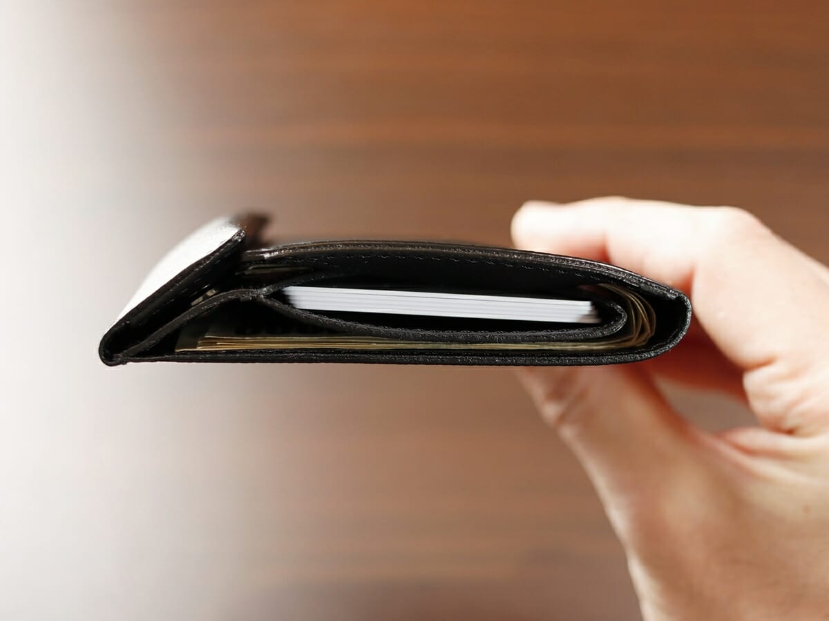 薄い財布 abrAsus アブラサス SUPERCLASSIC スーパークラシック 薄型二つ折り財布 メンズ レビュー 実際に財布を使っているときの厚さ2