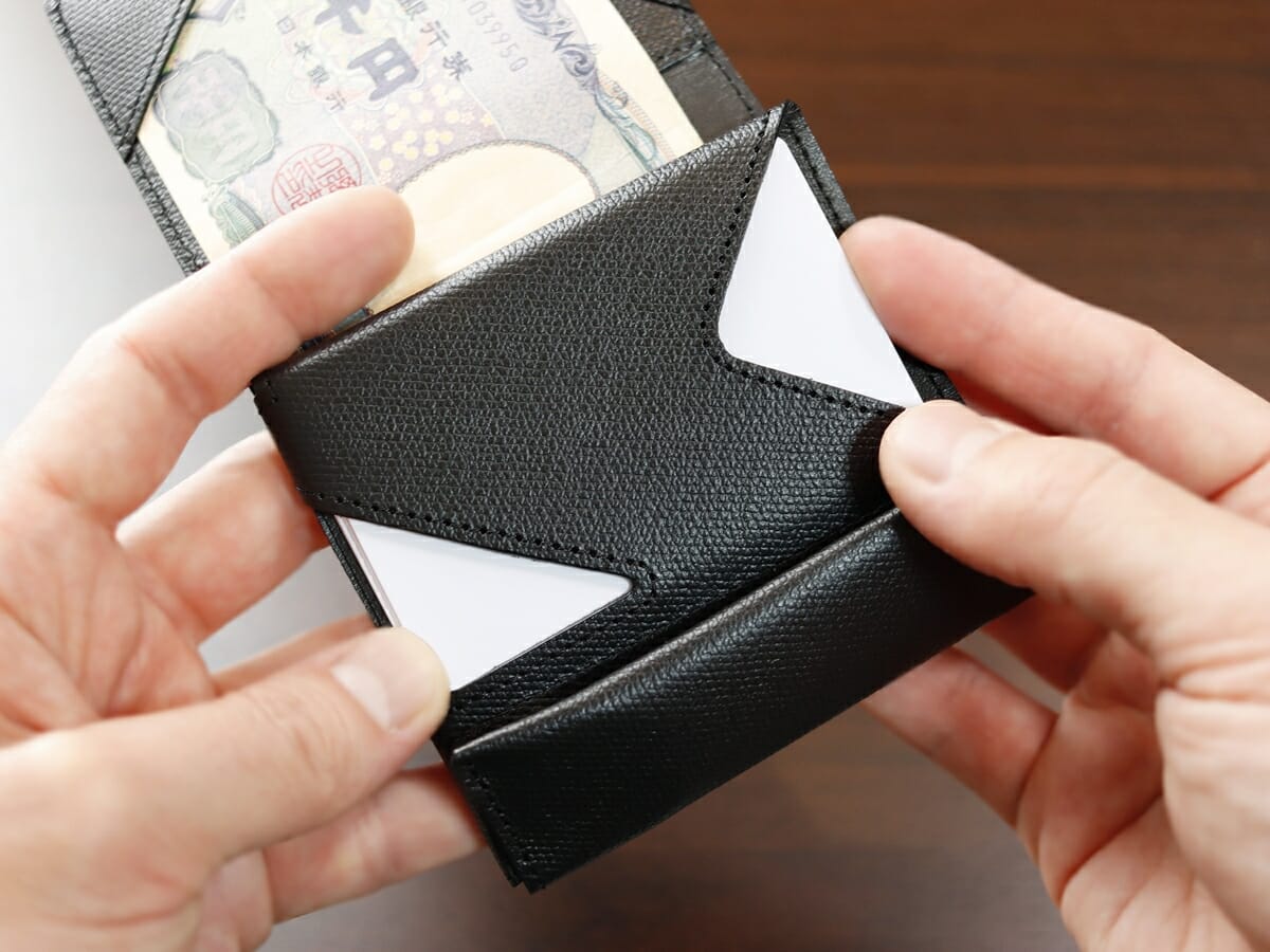 薄い財布 abrAsus アブラサス SUPERCLASSIC スーパークラシック 薄型二つ折り財布 メンズ レビュー カードポケットの使い心地1