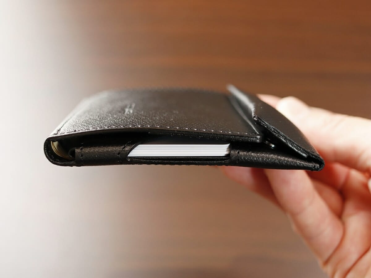 薄い財布 abrAsus アブラサス SUPERCLASSIC スーパークラシック 薄型二つ折り財布 メンズ レビュー 実際に財布を使っているときの厚さ1