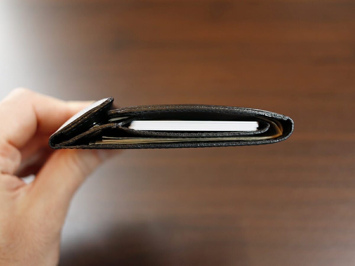 薄い財布 abrAsus アブラサス SUPERCLASSIC スーパークラシック 薄型二つ折り財布 メンズ レビュー お金とカードを入れて閉じた状態2