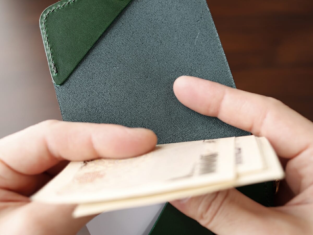 小さく薄い財布Saku ver.2 ノブレッサカーフ グリーン noblessacalf-green moku（モク）お金とカードを入れた使い心地 札入れ3