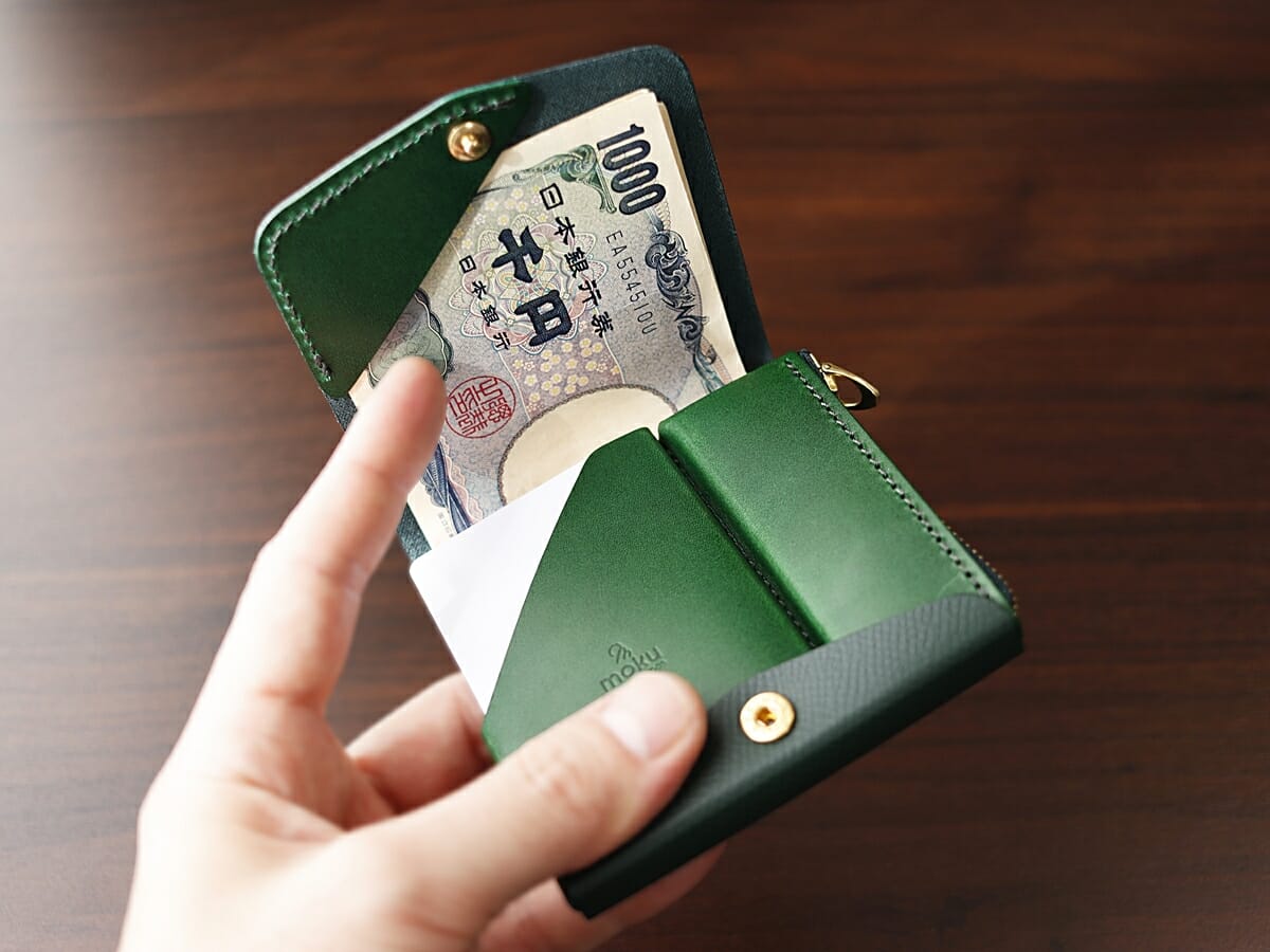 小さく薄い財布Saku ver.2 ノブレッサカーフ グリーン noblessacalf-green moku（モク）お金とカードを入れた使い心地 片手で扱える3
