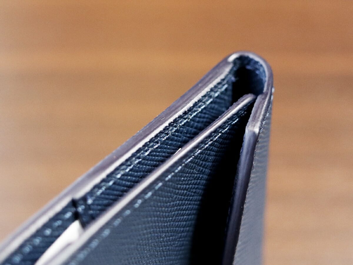 薄い二つ折り財布 フラットウォレット Cartolare カルトラーレ 財布レビュー 外装デザイン レザーの質感5