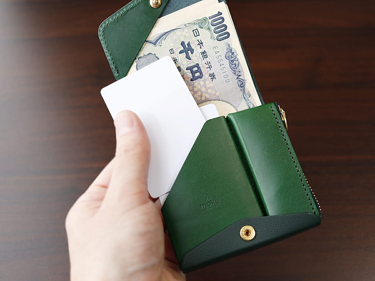 小さく薄い財布Saku ver.2 ノブレッサカーフ グリーン noblessacalf-green moku（モク）お金とカードを入れた使い心地 片手で扱える4